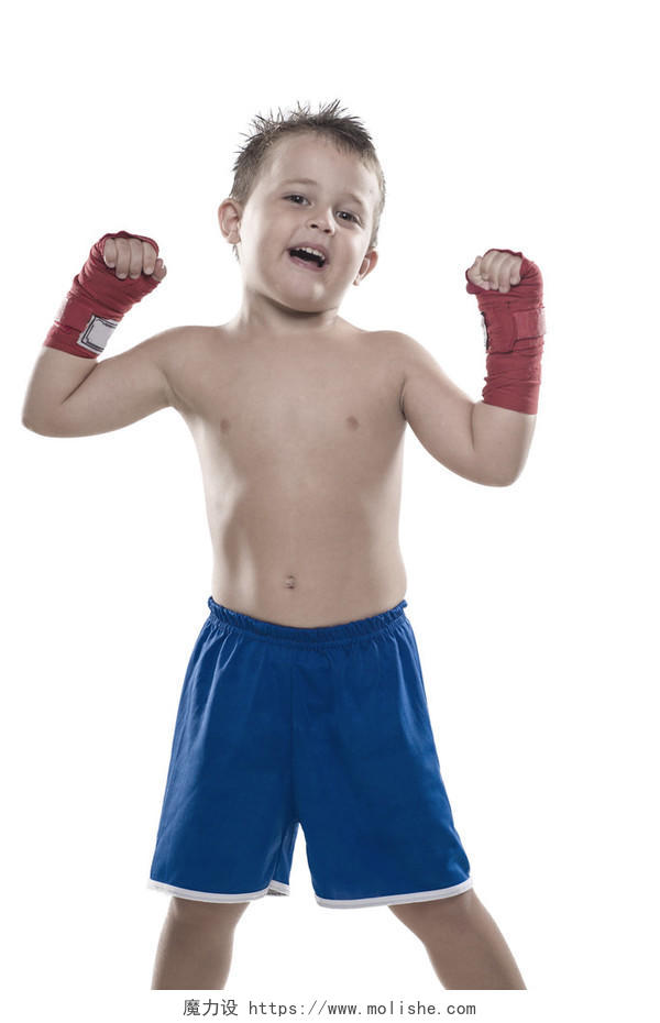 白色背景上身穿蓝色短裤的儿童拳击手拳击手健身运动拳击